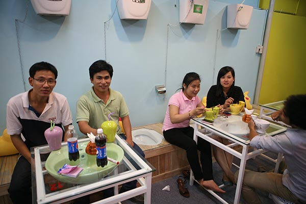Funny[-]Restroom[-]Coffee:[-]Quán[-]độc[-]đáo[-]nhất[-]Sài[-]Gòn[-]